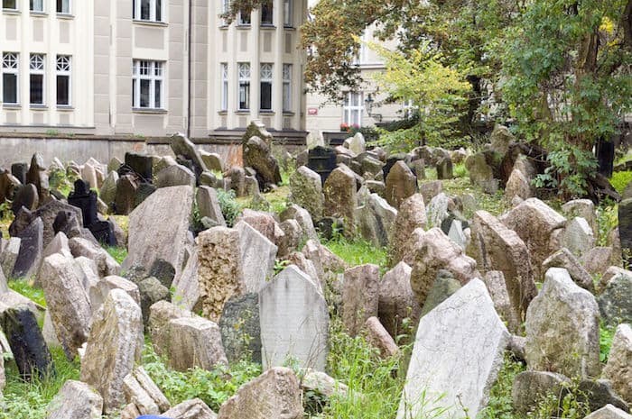 Viejo cementerio en el Barrio Judío de Praga