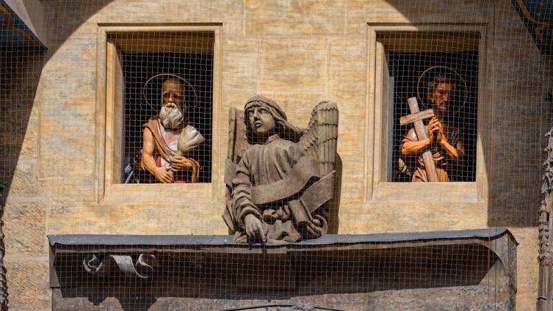 Due apostoli in processione sull'orologio astronomico di Praga