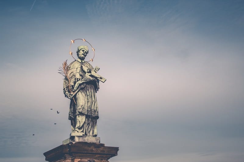 Statua di San Giovanni Nepomuceno, Ponte Carlo, Praga