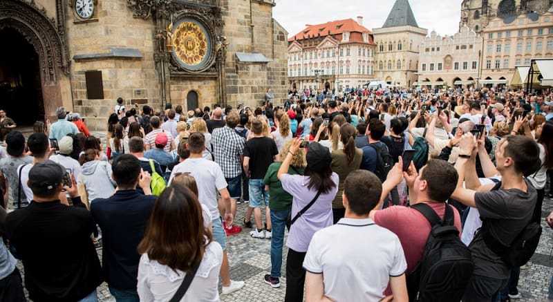 Turisti attendono spettacolo orologio astronomico Praga
